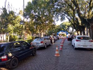 Drive thru na praça vacinará idosos até as 19h