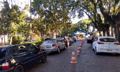 Drive thru na praça vacinará idosos até as 19h