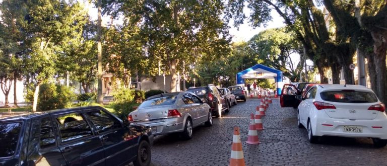 Drive thru na praça vacinará idosos até as 19h