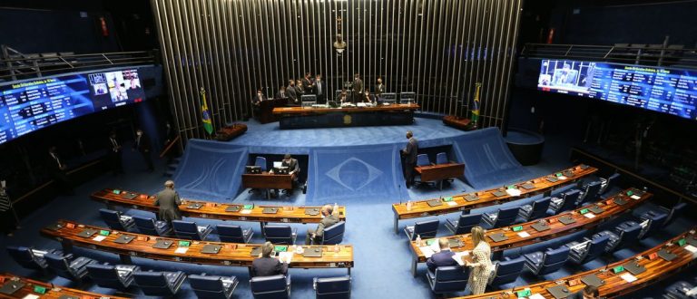 Aprovada no Senado, PEC Emergencial abre caminho para volta do auxílio