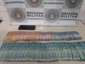 Tráfico no Centro: BM prende homem com R$ 3,7 mil e droga