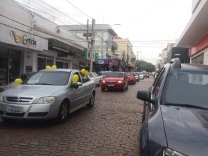 Pais realizam carreata pela volta às aulas presenciais