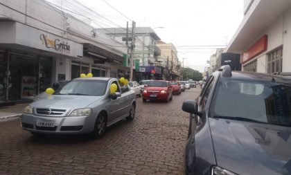 Pais realizam carreata pela volta às aulas presenciais