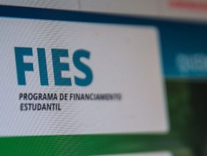 Para acessar Fies, estudantes são dispensados de apresentar documentos físicos aos bancos