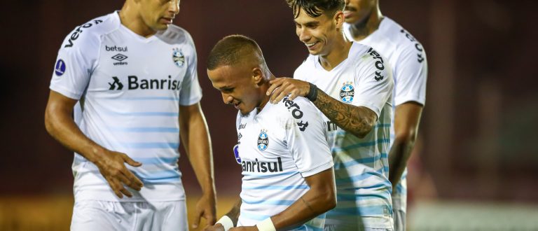 Grêmio vence Lanús e assume a liderança do grupo