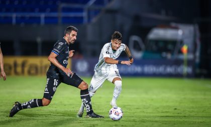 Grêmio perde de virada e decide vaga na Arena