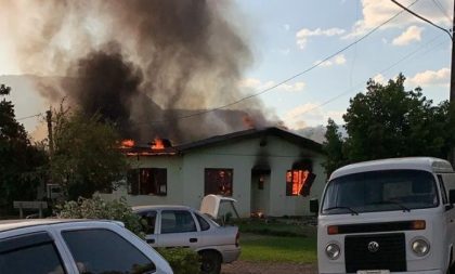 Cerro Branco: incêndio destrói casa paroquial