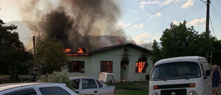 Cerro Branco: incêndio destrói casa paroquial