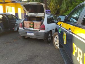 PRF apreende dois carros abarrotados de bebidas na BR-290