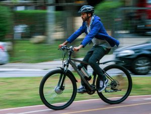 Andar de bike elétrica emagrece?