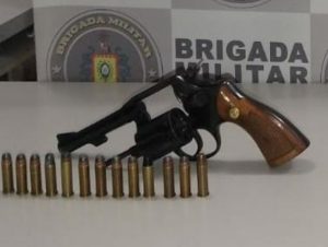 BM prende jovem por porte ilegal de arma de fogo no Oliveira