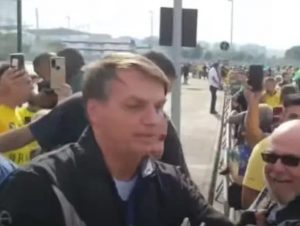 Bolsonaro participa de ato com apoiadores no Rio