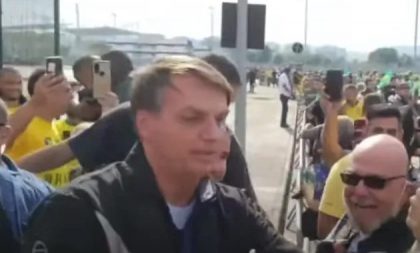 Bolsonaro participa de ato com apoiadores no Rio