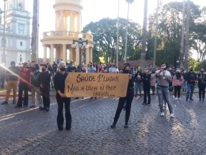 Protesto marca indignação pelo fechamento do comércio