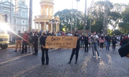 Protesto marca indignação pelo fechamento do comércio