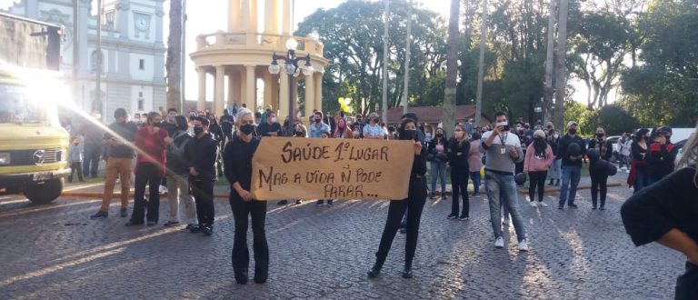 Protesto marca indignação pelo fechamento do comércio