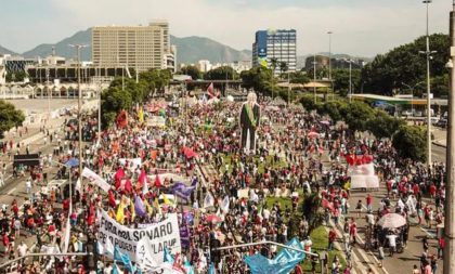 Manifestações contra Bolsonaro defendem vacina e auxílio