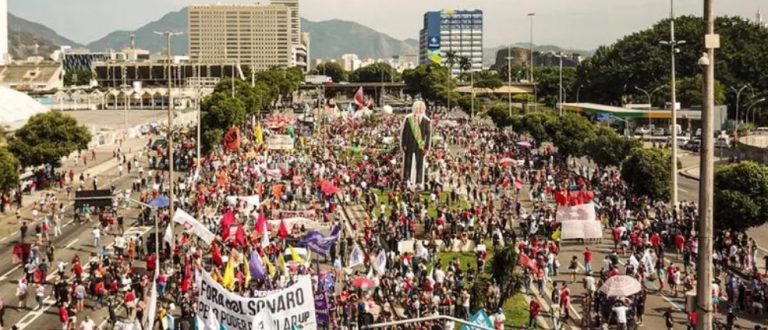 Manifestações contra Bolsonaro defendem vacina e auxílio