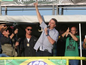 Bolsonaro participa de manifestação de agricultores e religiosos