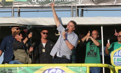 Bolsonaro participa de manifestação de agricultores e religiosos