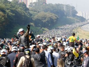 Bolsonaro participa de ato com motociclistas pelas ruas de São Paulo