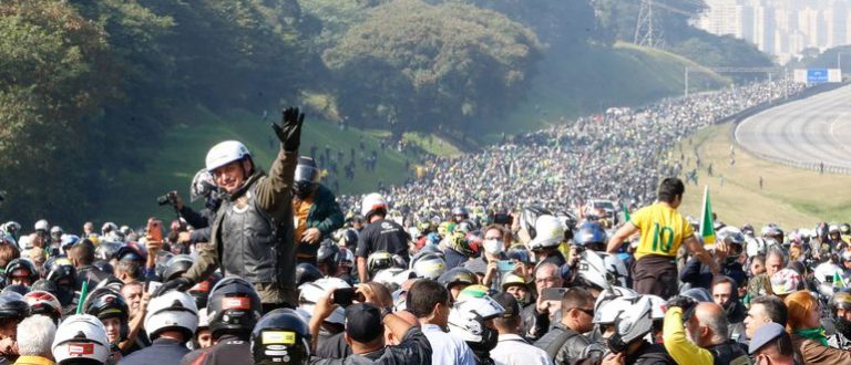 Bolsonaro participa de ato com motociclistas pelas ruas de São Paulo