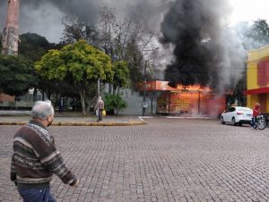 Trailer de lanches pega fogo na Praça Honorato