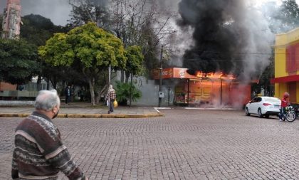 Trailer de lanches pega fogo na Praça Honorato