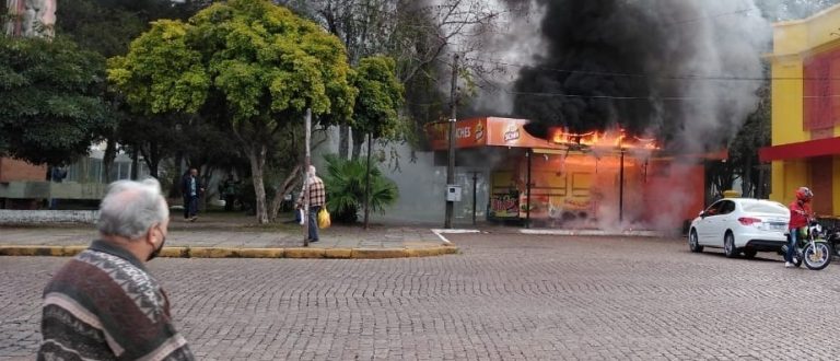 Trailer de lanches pega fogo na Praça Honorato