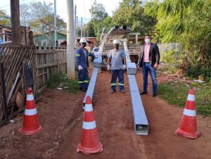 Mutirão leva postes de energia para famílias carentes