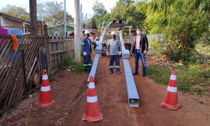 Mutirão leva postes de energia para famílias carentes