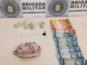 Bairro Oliveira: BM prende mulher por tráfico de drogas