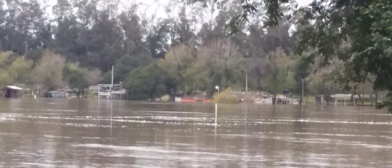 Rio Jacuí sobe e alaga região da Praia Nova