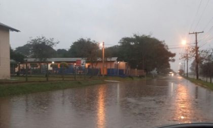 Chuva causa transtornos com alagamentos na periferia