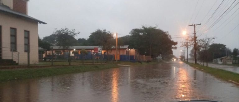 Chuva causa transtornos com alagamentos na periferia