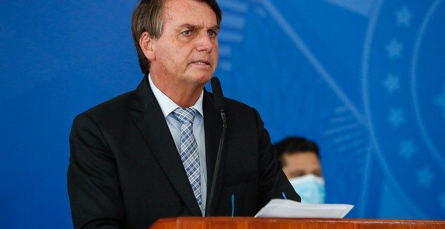 Bolsonaro cumprimenta passageiros de avião em meio a “mito” e “genocida”