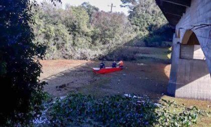 Carro caiu de ponte na BR-290: bombeiros localizam corpo de motorista