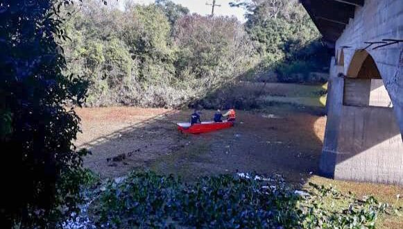 Carro caiu de ponte na BR-290: bombeiros localizam corpo de motorista