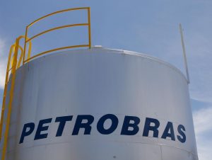 Petrobras reduz preço da gasolina em R$ 0,05 nas refinarias