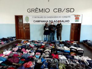 Stas recebe roupas e alimentos do 3º Batalhão