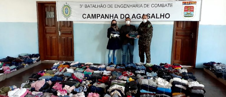 Stas recebe roupas e alimentos do 3º Batalhão