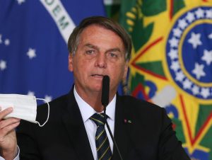 Bolsonaro pede parecer para desobrigar uso de máscara por vacinados