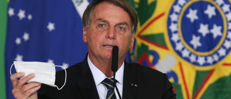 Bolsonaro pede parecer para desobrigar uso de máscara por vacinados