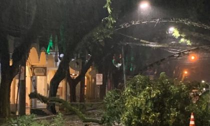 Temporal causa estragos e falta de luz na região