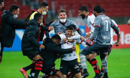 Vitória supera Inter no Beira-Rio e avança às oitavas