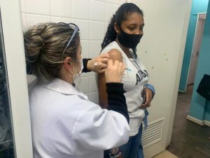 Vacinação em adolescentes com comorbidades prossegue nesta quinta