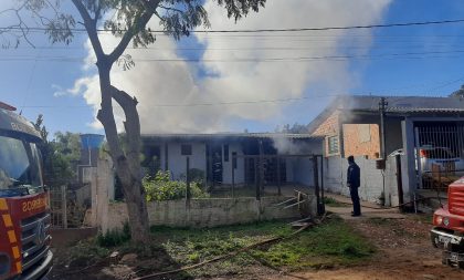 Incêndio atinge casa no Bairro Marina