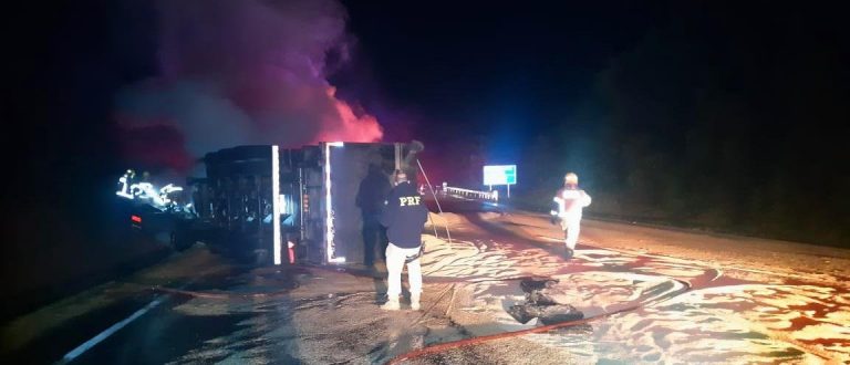 Fiorino é esmagada por carreta com arroz