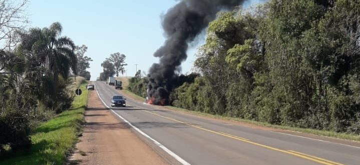 Fogo na BR-290 chama atenção de motoristas