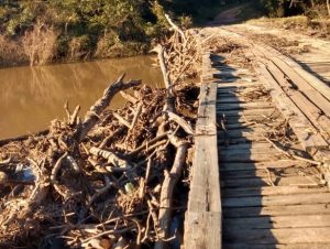 Força da água coloca em perigo a ponte do Botucaraí